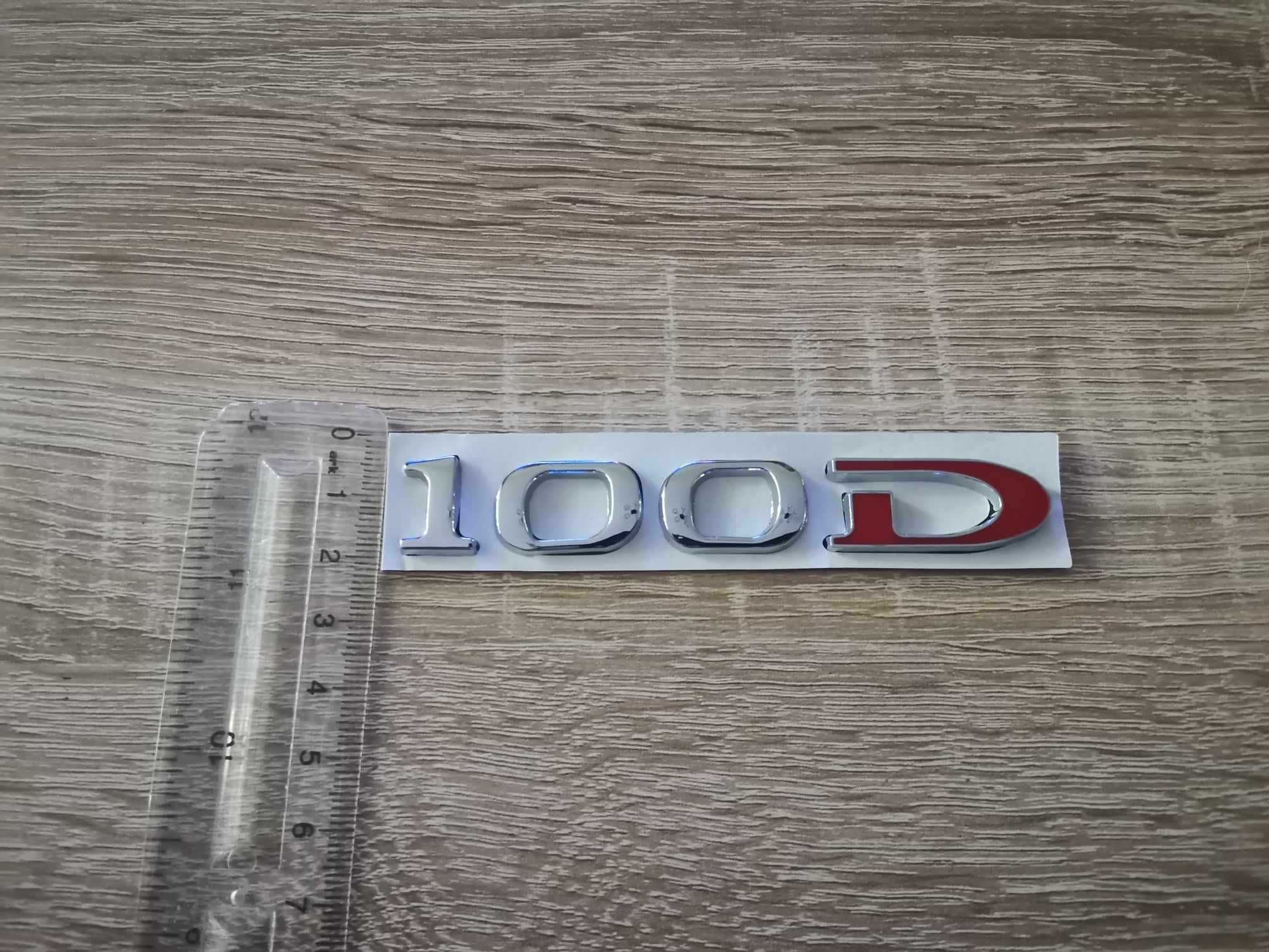 сребрист надпис Tesla Тесла 100D