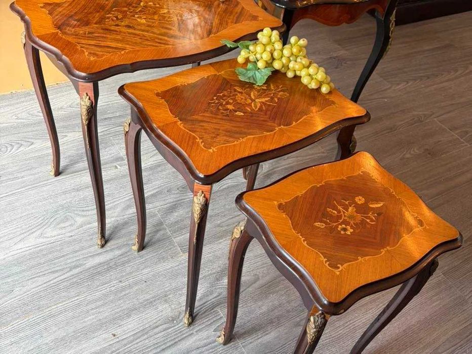 Set de 3 măsuțe din lemn cu intarsie și ornamente din bronz.