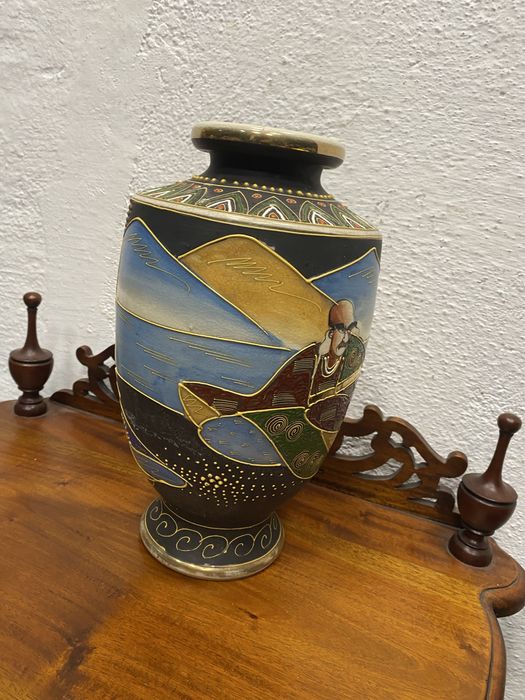 Японска ваза Сацума от началото на 20 век с ръчна позлата и релефна