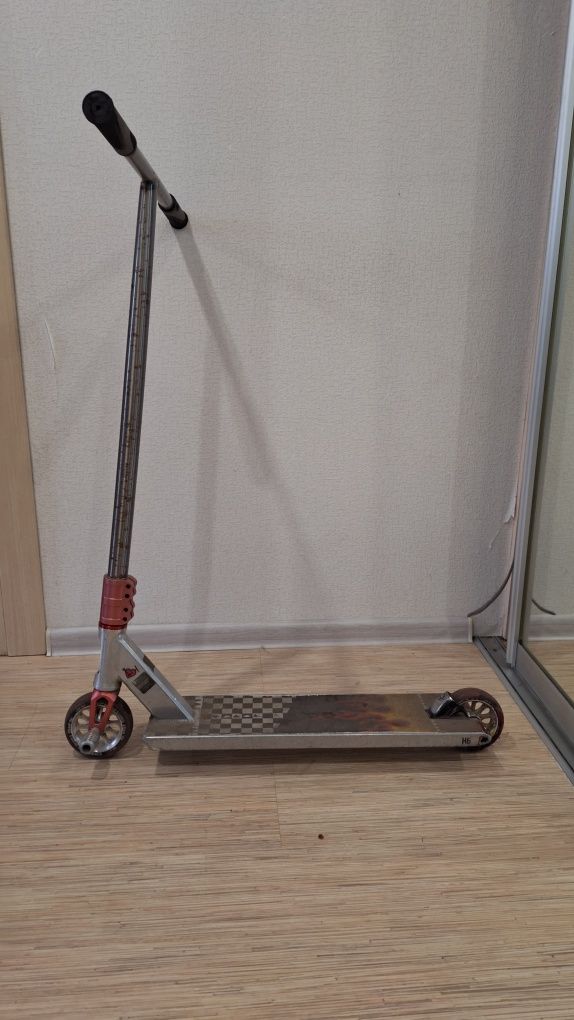 Продаю трюковой самокат Hipe h6