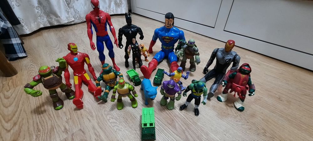 Игрушки фигурки, черепашки и другие