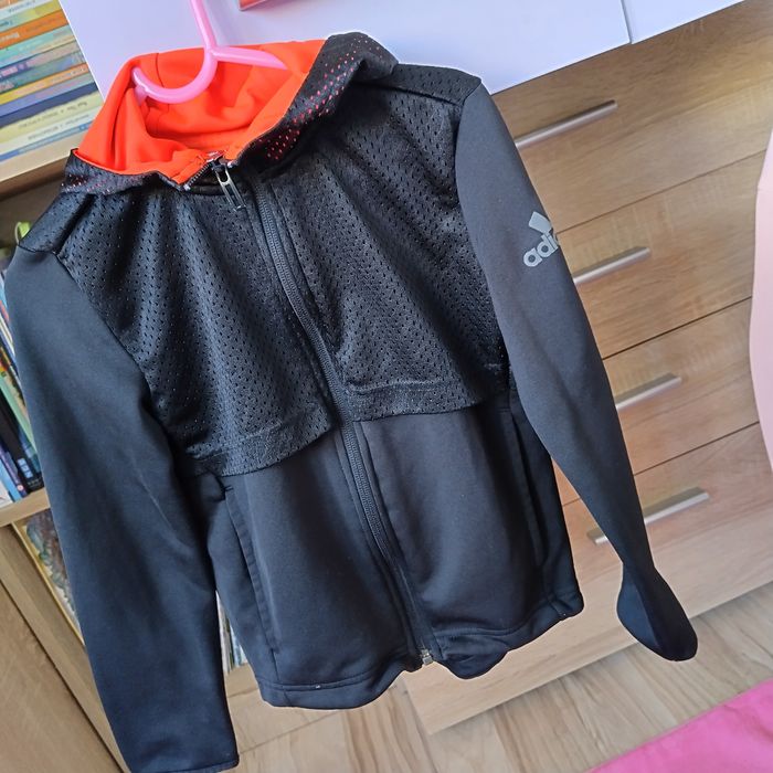 Nike, Adidas 128,134