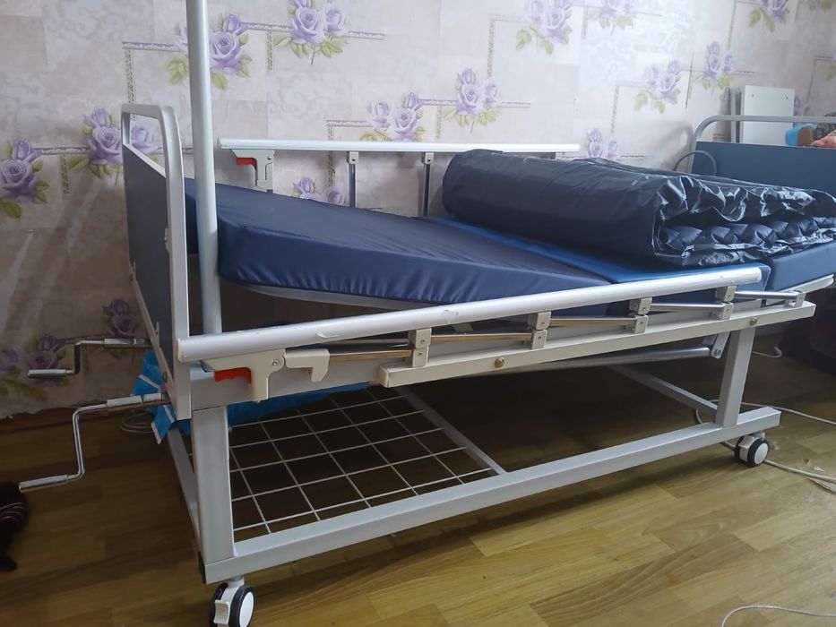 Продам медицинскую кровать с антипролежным матрацем .