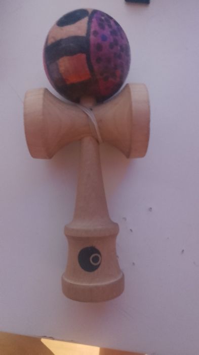 Vând o kendama mam jucat puțin cu ea
