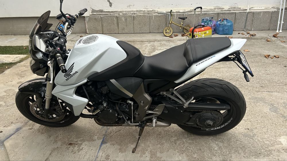 Vând Honda CB1000R 2010