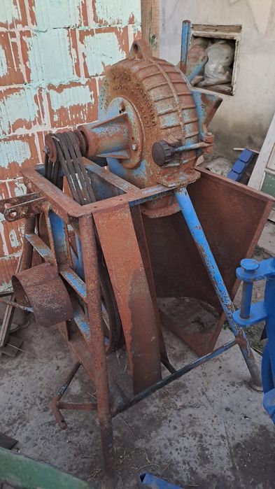 Moară cu ciocanele după tractor pentru cereale și lucernă