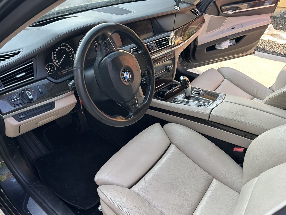 BMW  730.