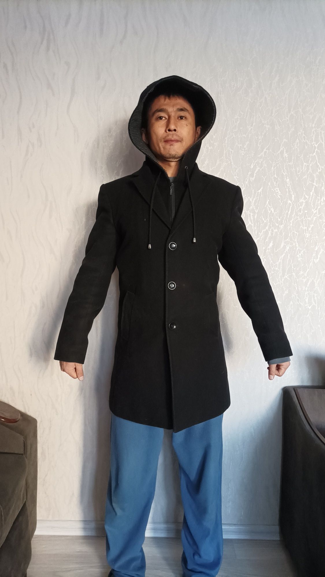 Пальто мужское с капюшоном.