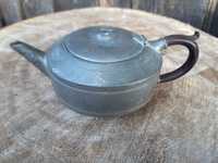 Стар английски чайник с дървена дръжка и щампа на производител