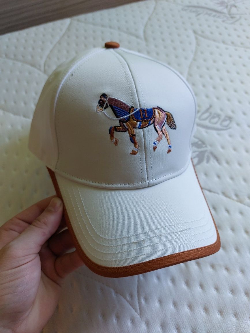Бродирана Шапка Hermes