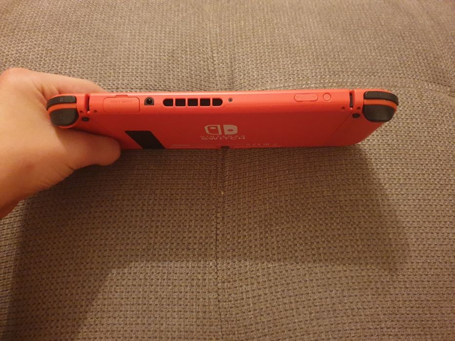 Nintendo switch cu husa și conector la tv