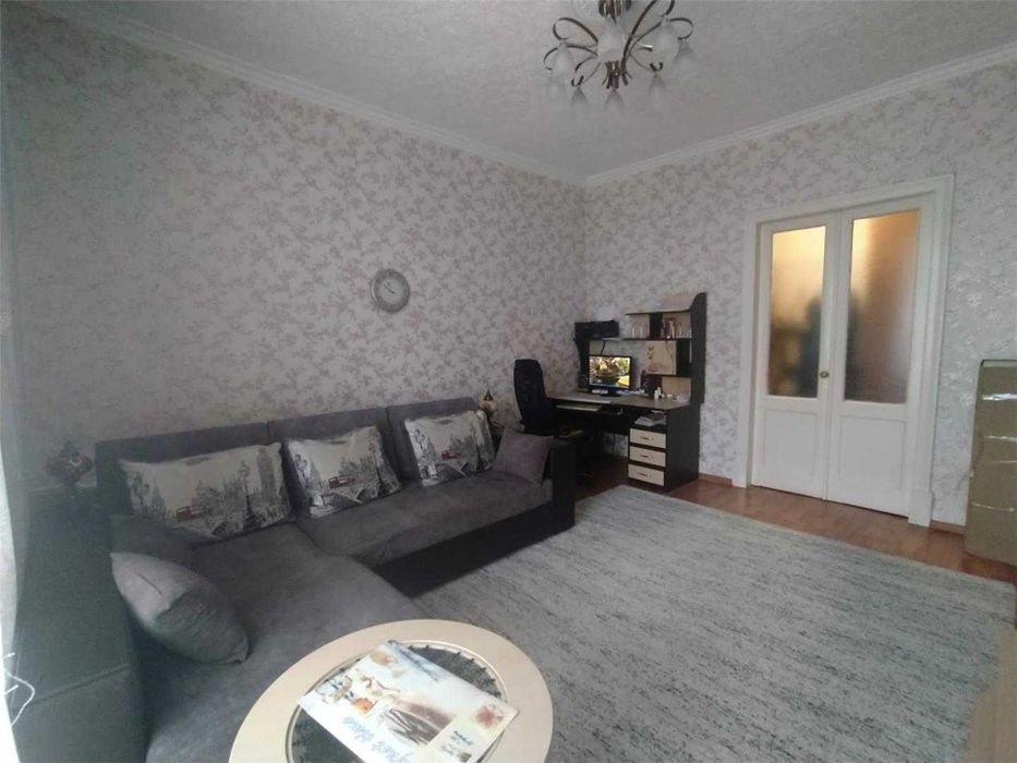 *Продается 2-х комн ,Старого Типа в Центре Города!