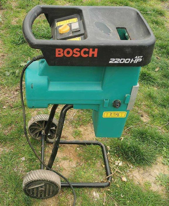 Tocător de crengi BOSCH și resturi vegetale, 2200W