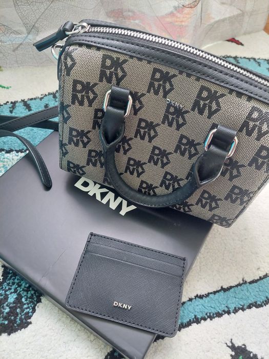 DKNY малка чанта с кард холдър