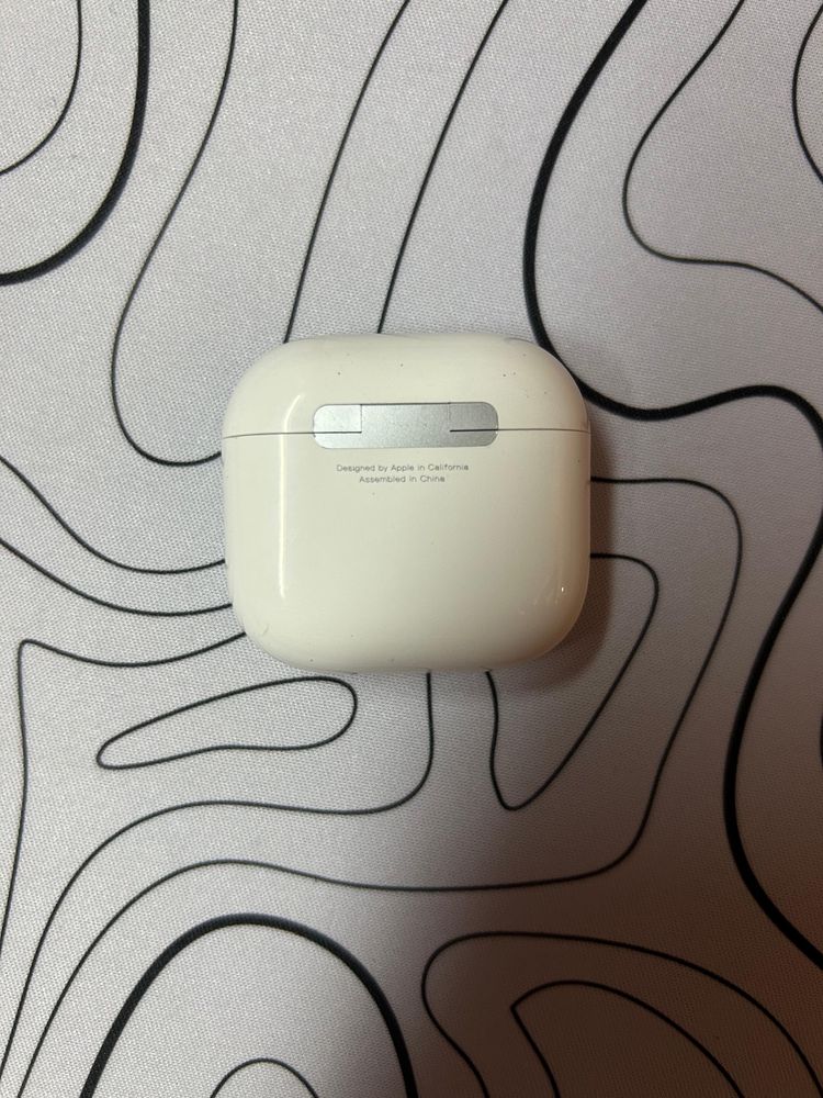 Airpods 4 with noise reduction
