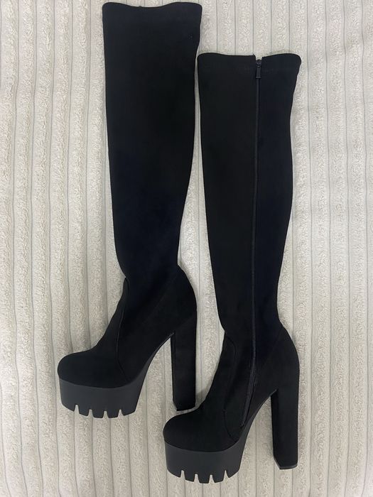 Длинные ботфорты на платформе и высоком каблуке