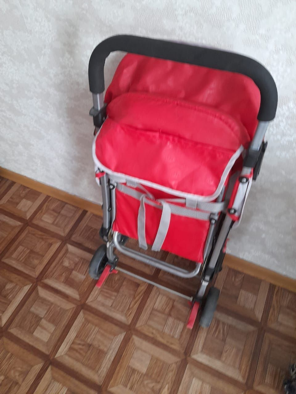 Детская коляска красного цвета