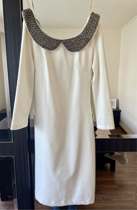 Vand rochie alba cu guler cu ștrasuri gri