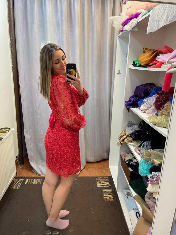 Rochie roșie din dantelă – unicat, lucrată manual