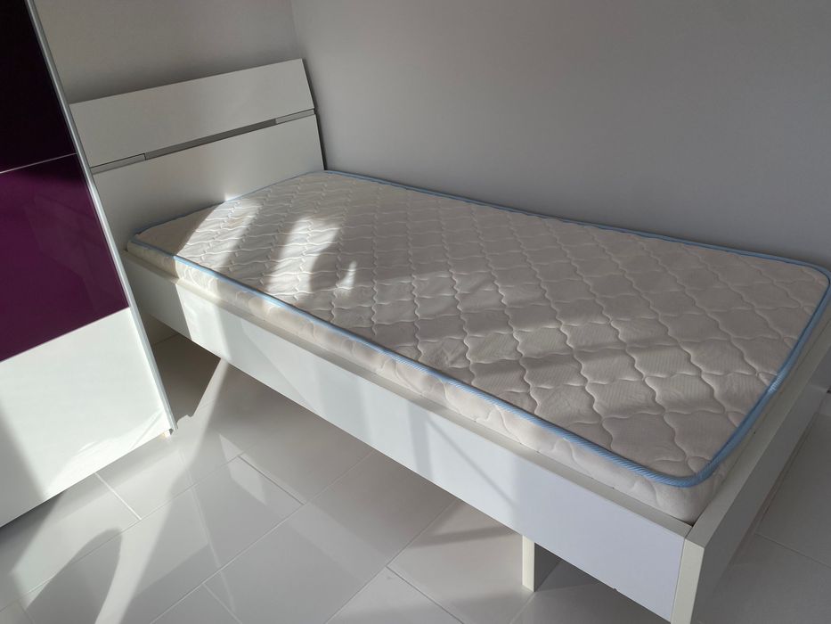 Легло 90/200 с матрак и подматрачна рамка и бюро