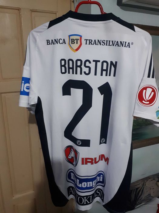 Tricou U Cluj cu autografe - Banii merg la un baiat bolnav.