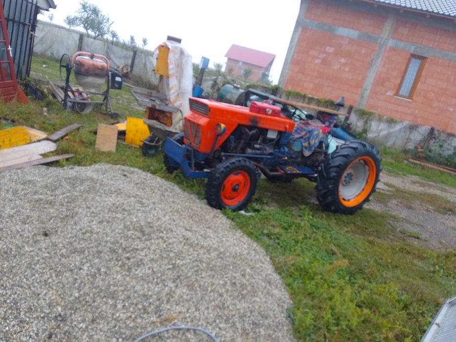 Vind 2 tractore și scavator