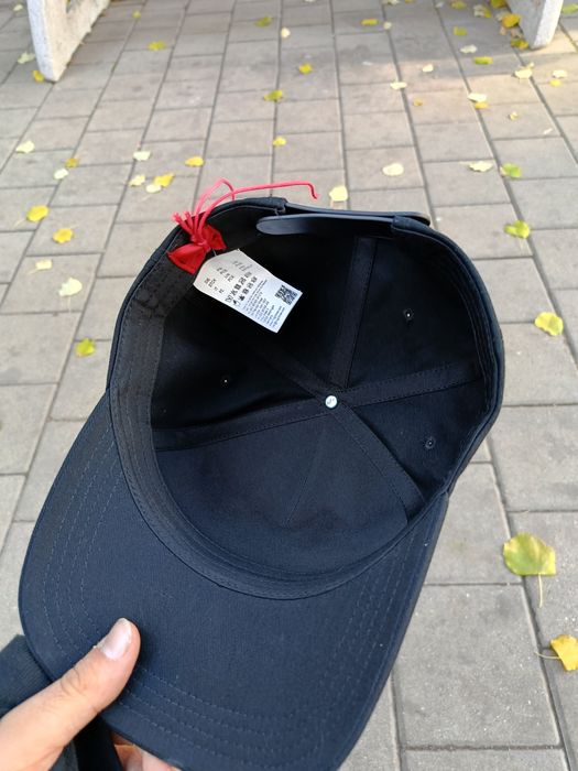 Шапка на Hugo Boss ,черна,нова,оригинална!