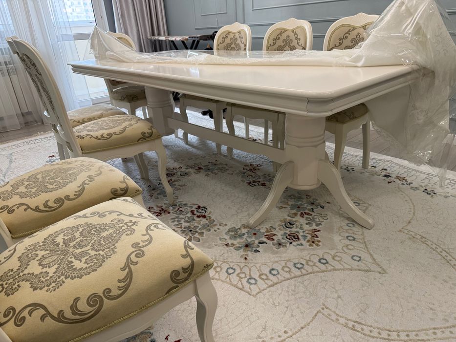 Стол со стульями для гостиной или в столовую