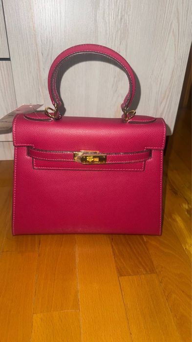 Сумка Hermes 24 см, ярко розового цвета, имеется длинный ремешок, замо