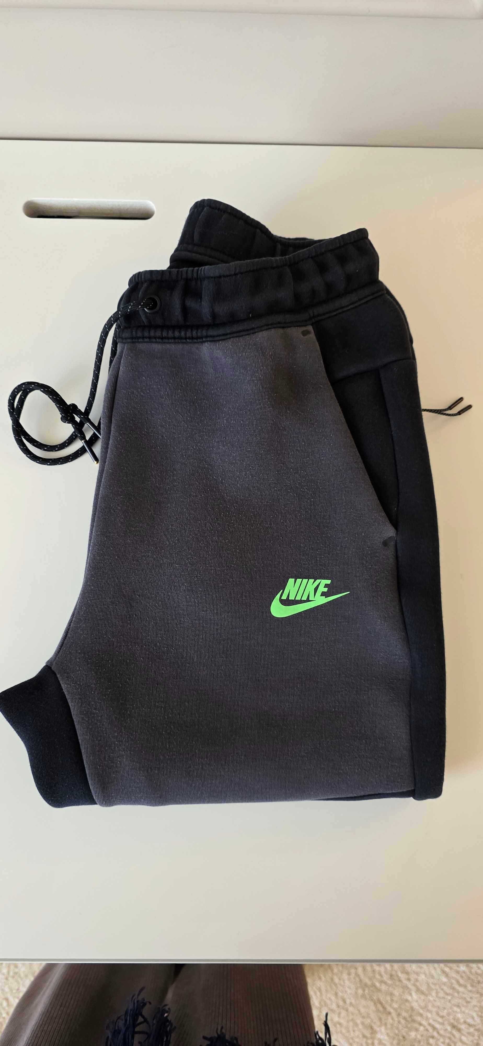Долнище Nike Tech Fleece, размер S, в черен цвят