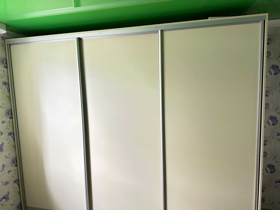 Новый современный шкаф спальный