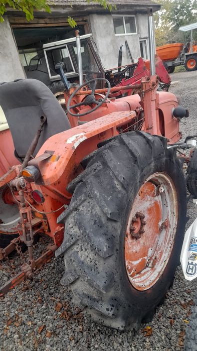 Vând tractor Renault  38 de cai  plug remorcă  și braț de ridicare
