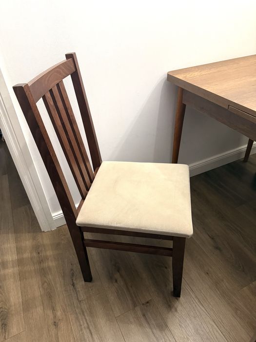 Vand masa extensibila cu 4 scaune moderne lemn masiv