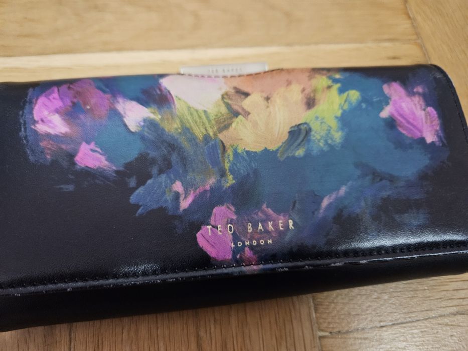 Оригинално портмоне на Ted Baker London. Много удобно и здраво. Отличн