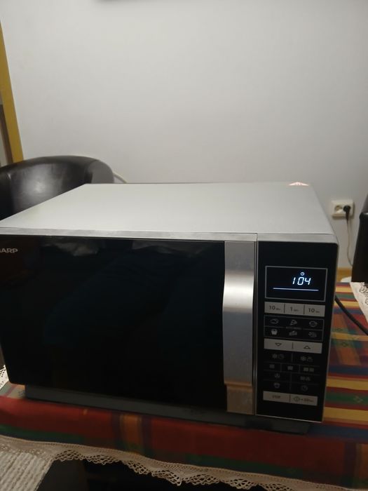 Vând cuptor cu microunde Sharp