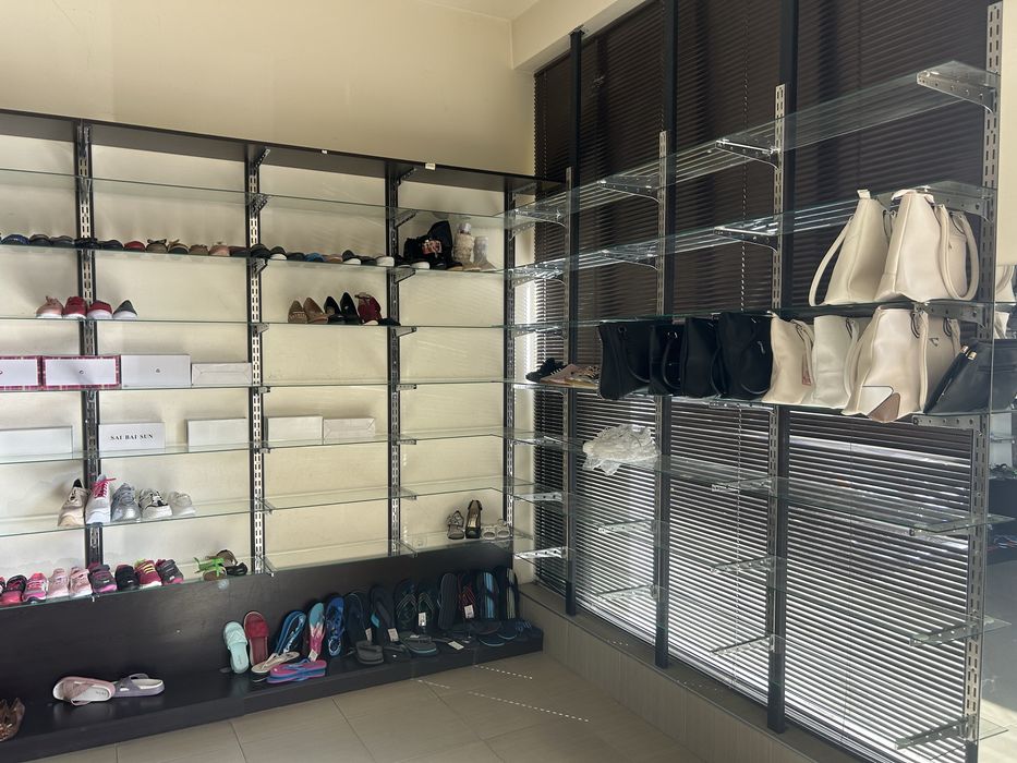 Оборудване за магазин за дрехи-щендери, манекени, закачалки, рафтове