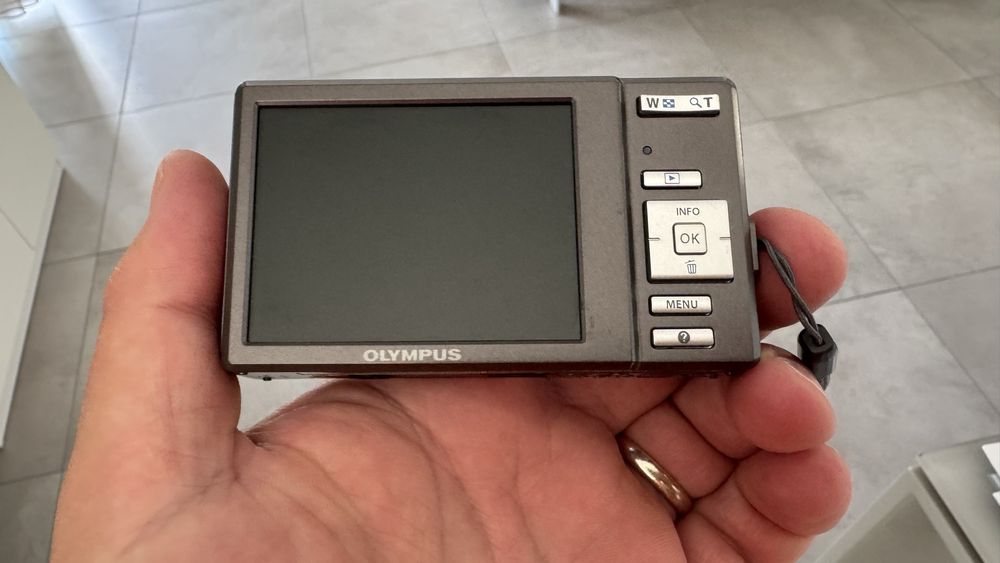 Aparat foto Olympus , mic si frumos . Impecabil cu accesorii.