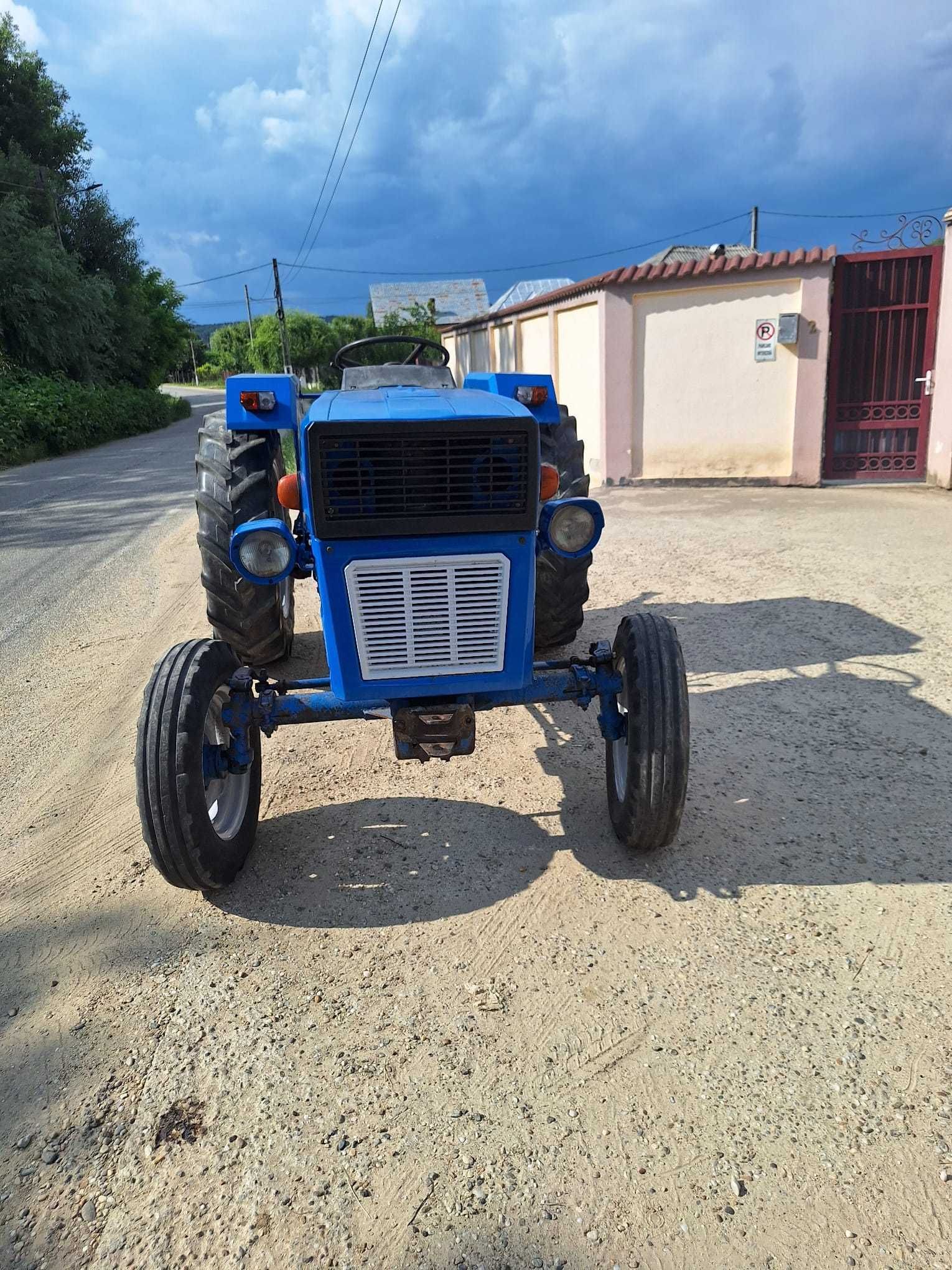 Tractor Universal 445, cutie de viteze cu 2 manete
