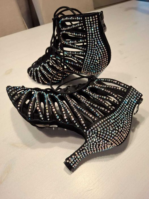 Ghetute/Pantofi dans noi marimea 37, talpa de dans toc 7 cm.