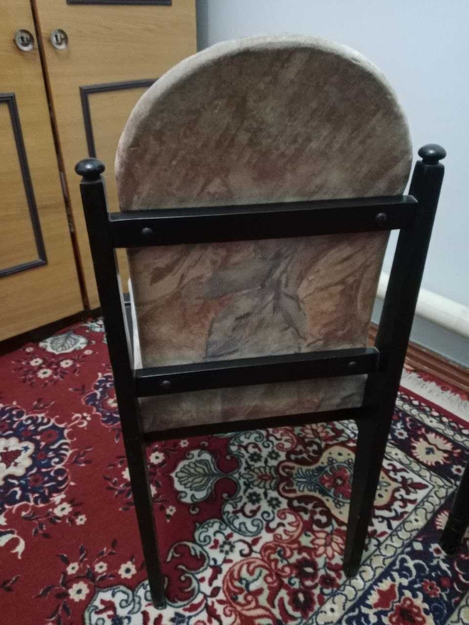 Продаю деревянные стулья 9 шт.