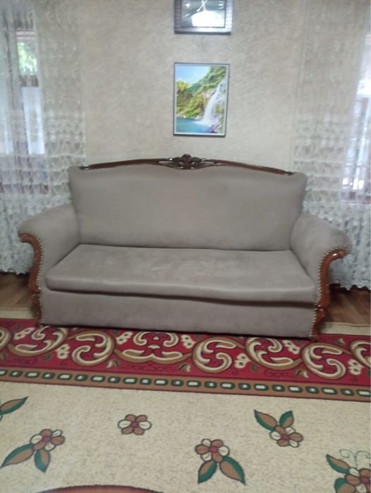 Диванный набор в хорошем состоянии , чехлы в подарок