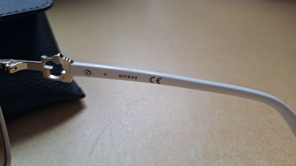 Бели очила Guess