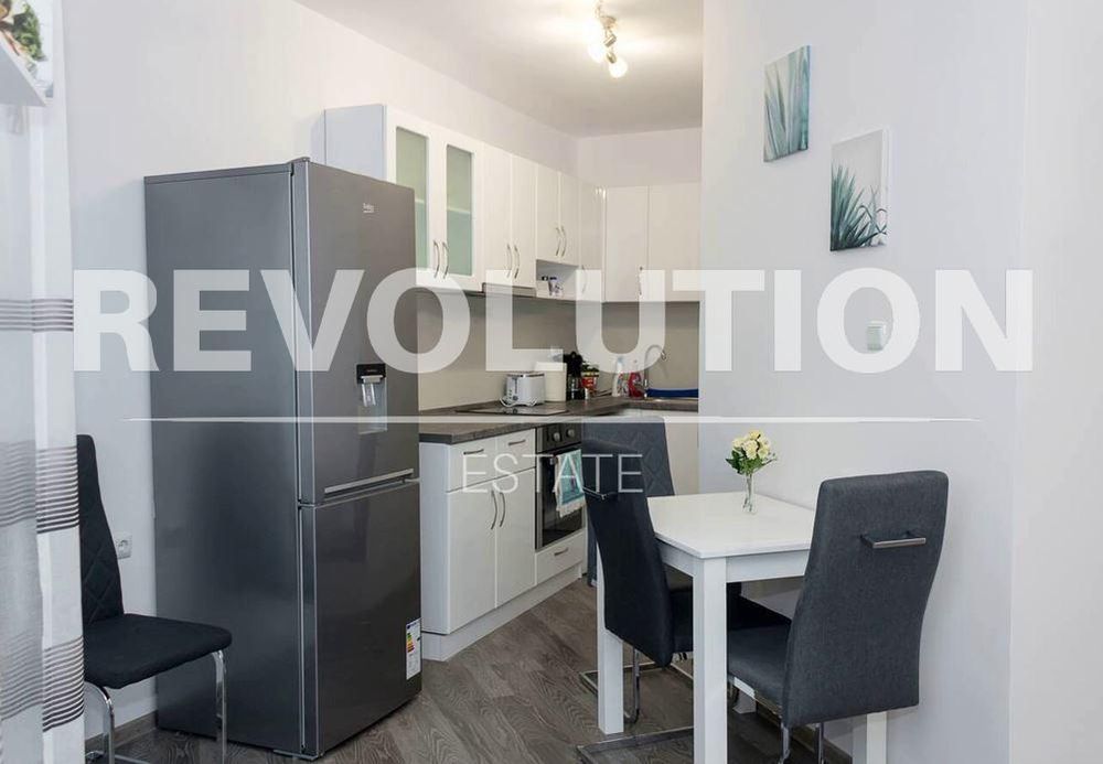 Дава се под наем Двустаен апартамент в Варна, Център - 61 кв.м за 650 € - Снимка #2