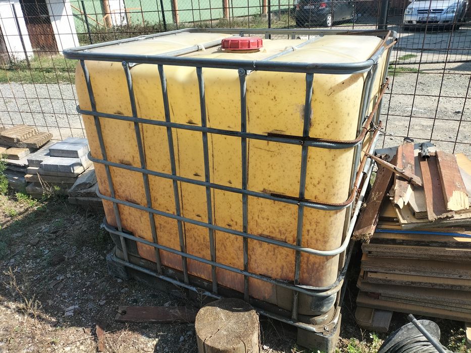 Bazin 1000 l folosit dar în stare bună.