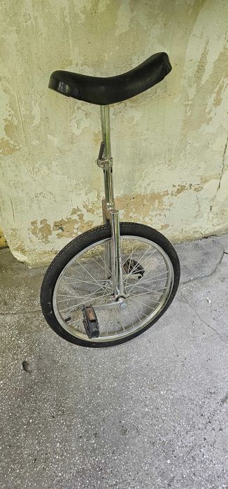 bicicleta cu o roata acrobatii