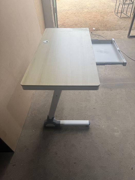 Zamonaviy kompyuter stoli-120x60. Uy va ofis uchun qulay.