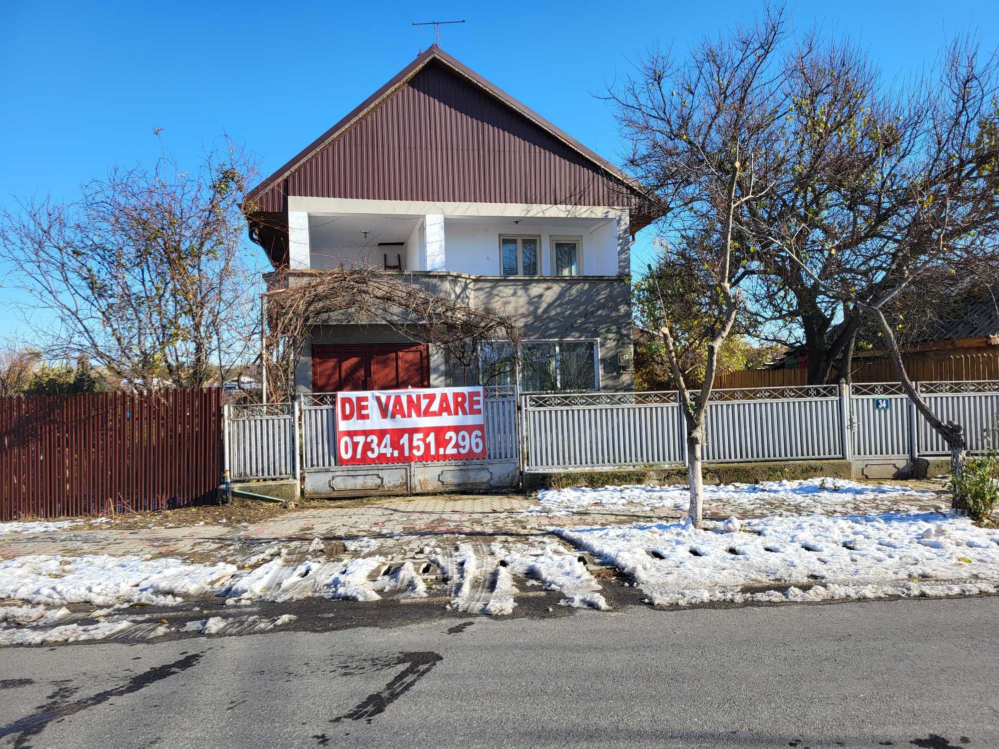 vand casa situata central cu deschidere la minidelta.