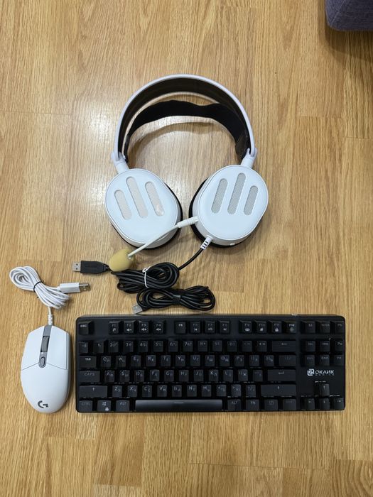 Клава, мышь, наушники.