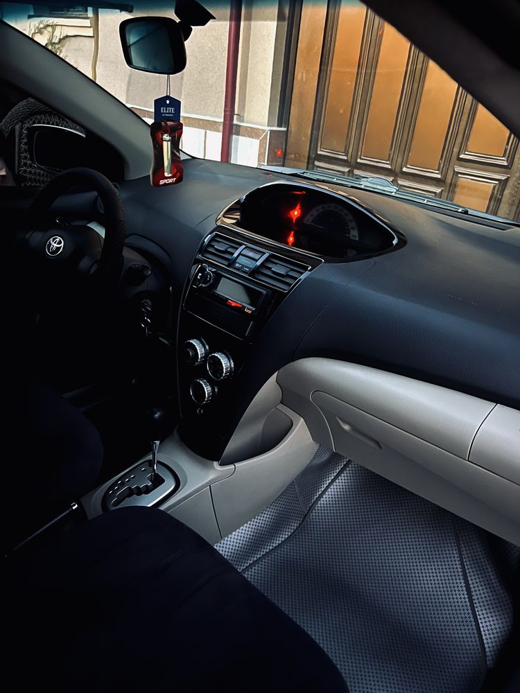 Toyota Yaris srochna sotiladi aftamat xolati zor