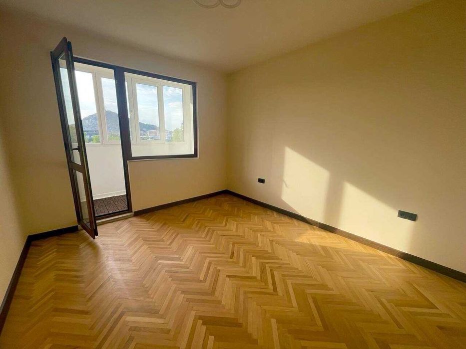 Продава се Тристаен апартамент в Пловдив, Кючук Париж - 51 кв.м за 2451 €/кв.м - Снимка #1